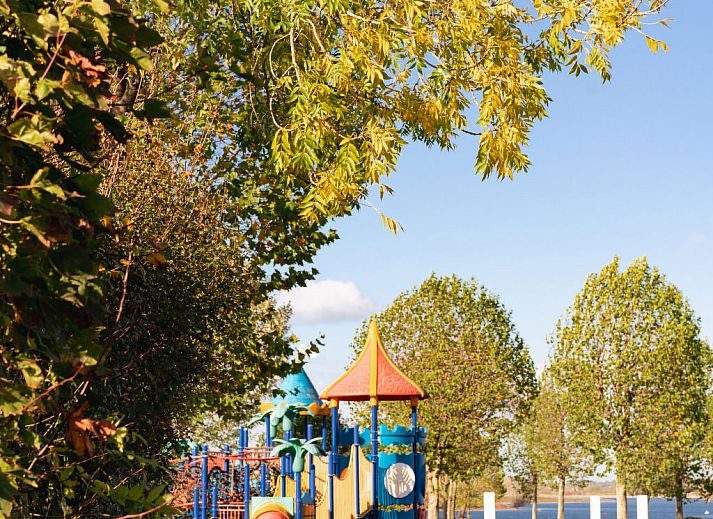 Schlafzimmer mit Doppelbett im Ferienhaus MarinaPark Bad Nederrijn, Maurik, Gelderland, mit eleganten Dekorationen.