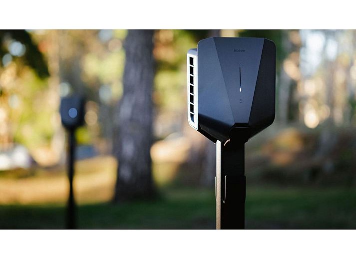 Schlafzimmer mit Doppelbett im Ferienhaus MarinaPark Bad Nederrijn, Maurik, Gelderland, mit eleganten Dekorationen.