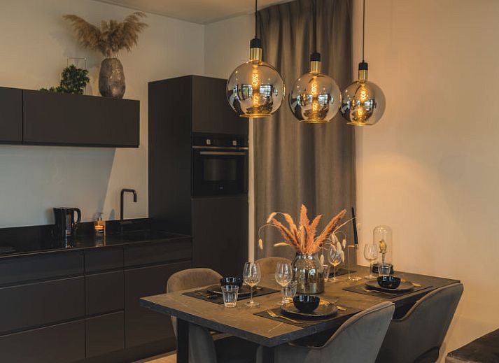 Luchtfoto van Vakantiehuis MarinaPark Bad Nederrijn in Maurik, Gelderland, met uitzicht op het water en de groene omgeving.