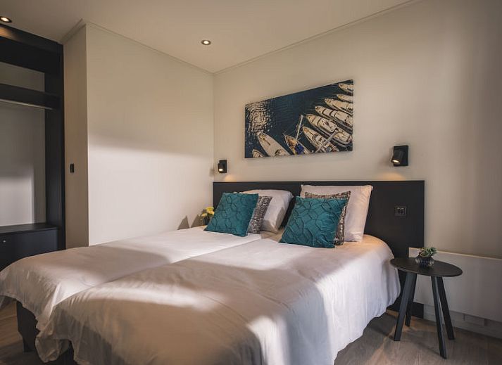 Luchtfoto van Vakantiehuis MarinaPark Bad Nederrijn in Maurik, Gelderland, met uitzicht op het water en de groene omgeving.