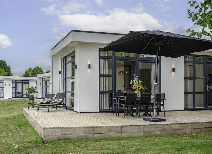 Uitzicht vanuit de woonkamer van Vakantiehuis MarinaPark Bad Nederrijn in Maurik, Gelderland met terras aan het water.