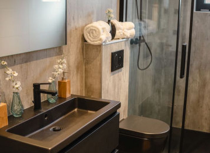 Moderne keuken in Vakantiehuis MarinaPark Bad Nederrijn, Maurik, Gelderland met eetruimte en stijlvolle inrichting.