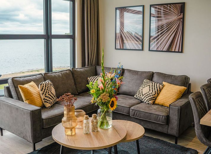 Moderne keuken in Vakantiehuis MarinaPark Bad Nederrijn, Maurik, Gelderland met eetruimte en stijlvolle inrichting.