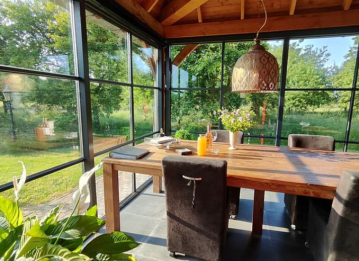 Geraeumiger Innenbereich im Ferienhaus in Herveld, Gelderland. Gemuetliche Sitzecke mit Blick in die Natur.