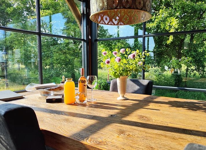Geraeumiger Innenbereich im Ferienhaus in Herveld, Gelderland. Gemuetliche Sitzecke mit Blick in die Natur.