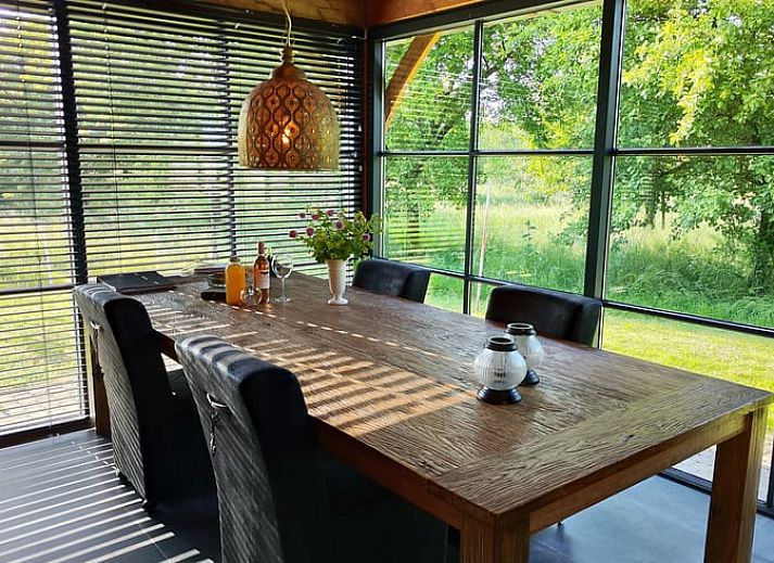 Geraeumiger Innenbereich im Ferienhaus in Herveld, Gelderland. Gemuetliche Sitzecke mit Blick in die Natur.