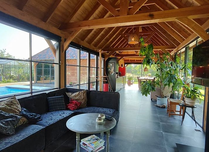 Moderne Kueche im Ferienhaus in Herveld, Gelderland. Vollstaendig ausgestattet mit Blick auf den River District.