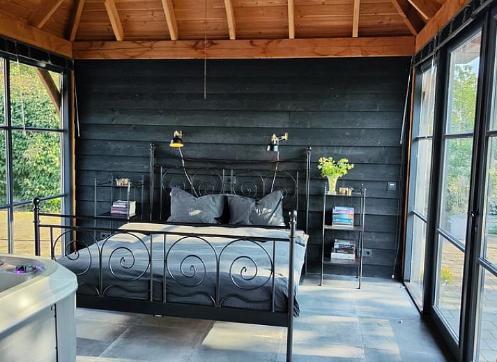 Moderne Kueche im Ferienhaus in Herveld, Gelderland. Vollstaendig ausgestattet mit Blick auf den River District.