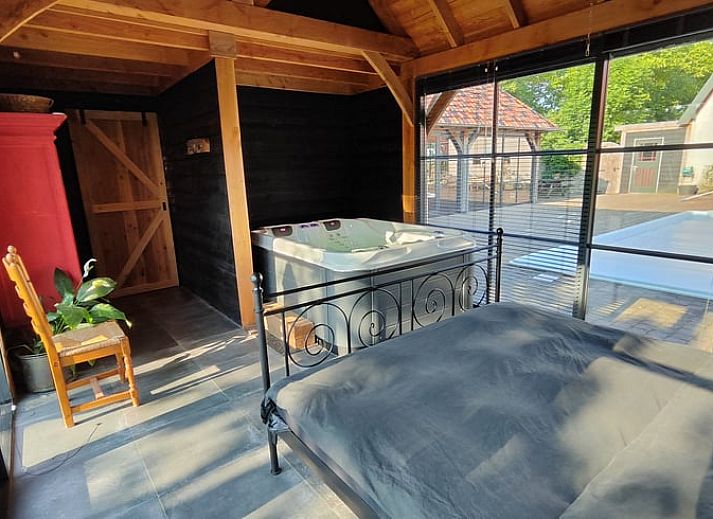 Stilvolle Kueche im Ferienhaus in Herveld, Gelderland. Geniessen Sie das Kochen mit Blick auf die gruene Umgebung.