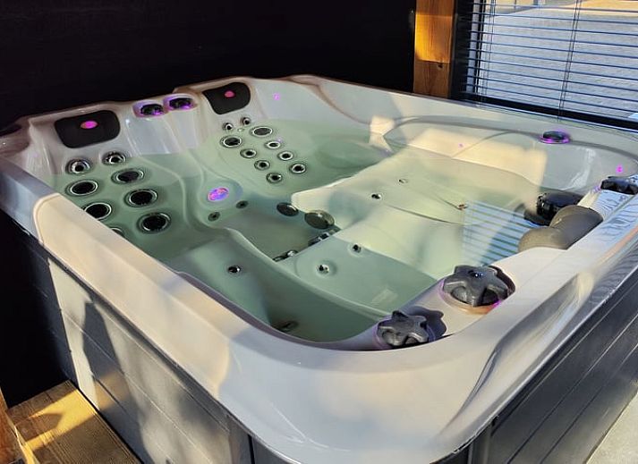 Stilvolle Kueche im Ferienhaus in Herveld, Gelderland. Geniessen Sie das Kochen mit Blick auf die gruene Umgebung.