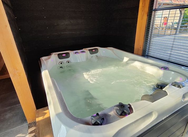 Stilvolle Kueche im Ferienhaus in Herveld, Gelderland. Geniessen Sie das Kochen mit Blick auf die gruene Umgebung.