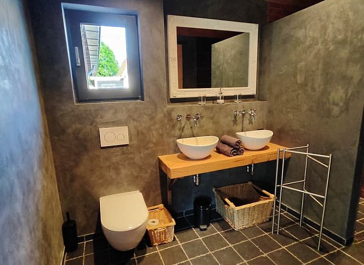 Stilvolle Kueche im Ferienhaus in Herveld, Gelderland. Geniessen Sie das Kochen mit Blick auf die gruene Umgebung.