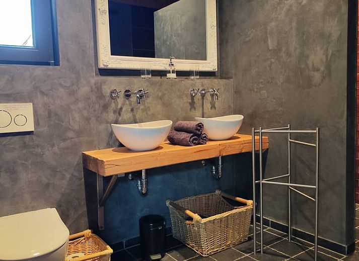 Helles Wohnzimmer im Ferienhaus in Herveld, Gelderland. Geraeumiges Interieur mit natuerlichem Licht.