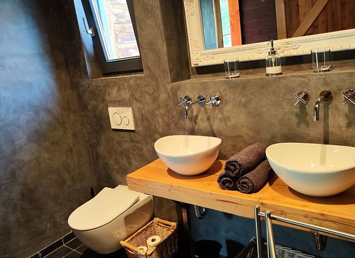 Helles Wohnzimmer im Ferienhaus in Herveld, Gelderland. Geraeumiges Interieur mit natuerlichem Licht.