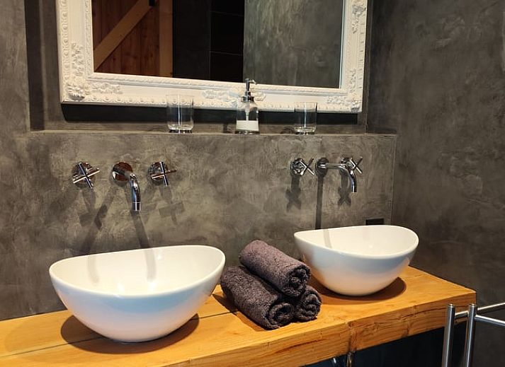 Helles Wohnzimmer im Ferienhaus in Herveld, Gelderland. Geraeumiges Interieur mit natuerlichem Licht.