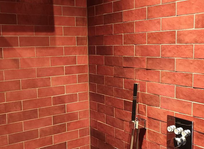 Helles Wohnzimmer im Ferienhaus in Herveld, Gelderland. Geraeumiges Interieur mit natuerlichem Licht.