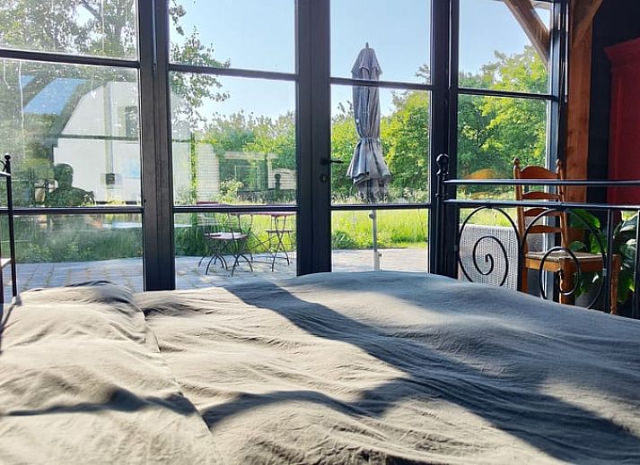 Helles Wohnzimmer im Ferienhaus in Herveld, Gelderland. Geraeumiges Interieur mit natuerlichem Licht.