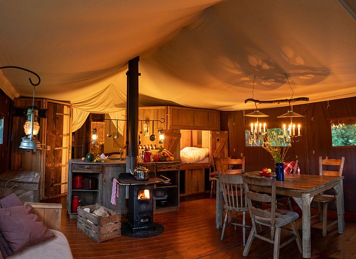 Verblijf 286504 - Tenthuis Rivierengebied - Tenthuisje met warme privédouche naast de tent met Hottub
