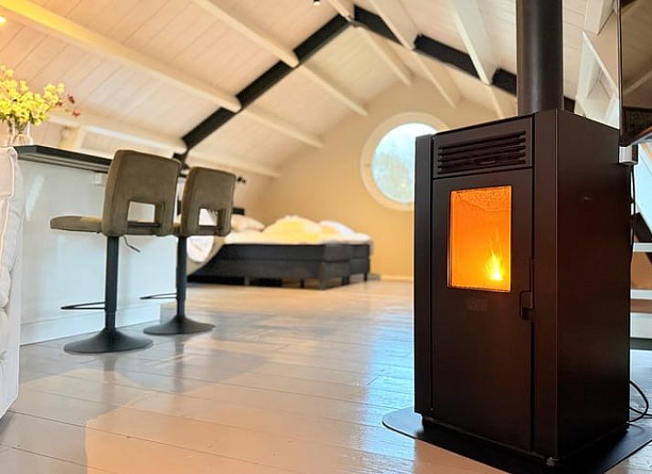 Adembenemende zonsondergang bij Huisje in Acquoy, vakantiehuis in het Rivierengebied, Gelderland, met uitzicht op het schilderachtige landschap.