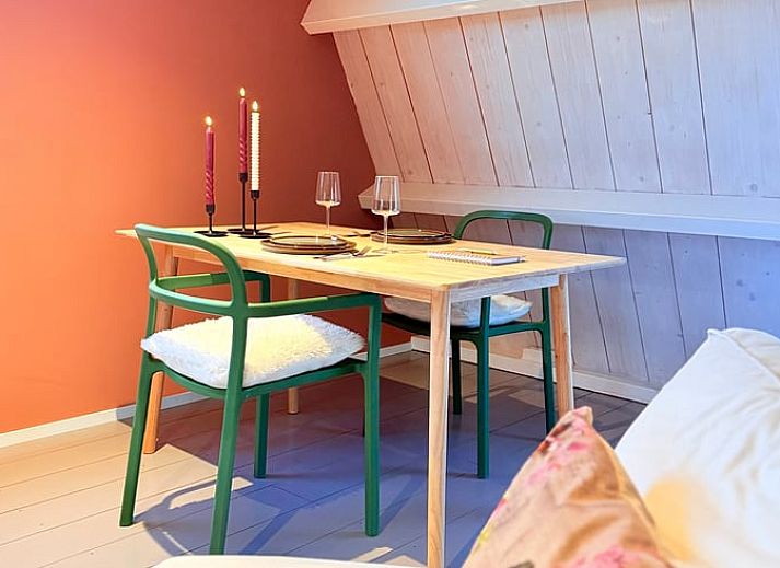 Gezellige binnenruimte van Huisje in Acquoy, vakantiehuis in Rivierengebied, Gelderland, met comfortabele bank en sfeervolle houtkachel.