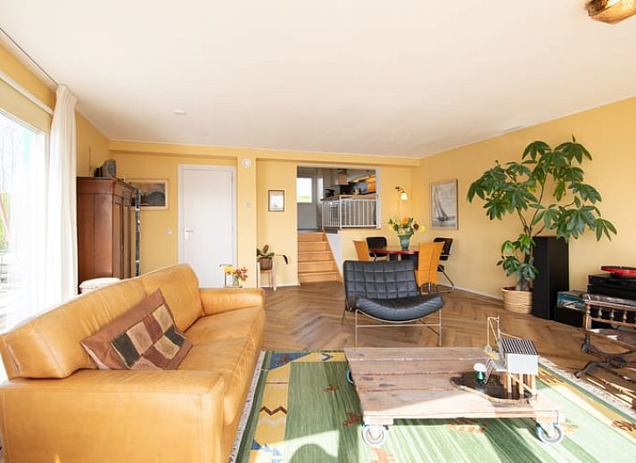 Terrace overlooking the lake at Cottage in Maasbommel, Riverside.