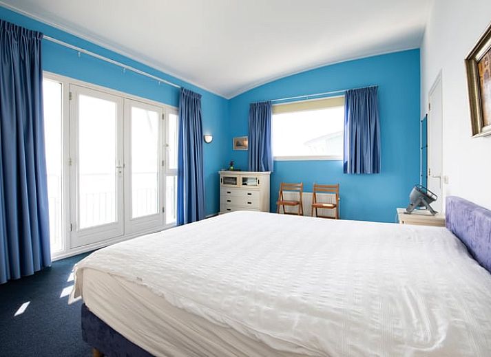 Sunny terrace of vacation home Cottage in Maasbommel, ideal for relaxation.