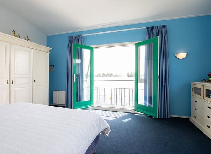 Sunny terrace of vacation home Cottage in Maasbommel, ideal for relaxation.