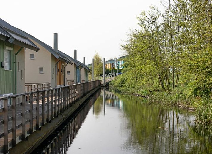 Direct access to the lake from Cottage in Maasbommel, vacation home in Gelderland.