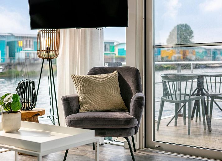 Gemuetliches Wohnzimmer im Ferienhaus La Serafat in Maasbommel, Gelderland mit komfortabler Einrichtung.