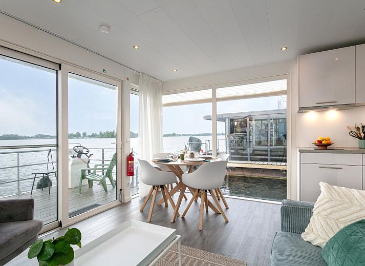 Gemuetliches Wohnzimmer im Ferienhaus La Serafat in Maasbommel, Gelderland mit komfortabler Einrichtung.