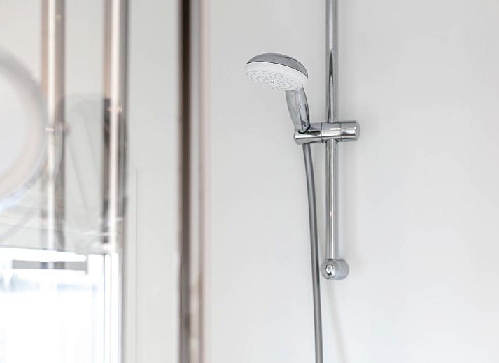 Gemuetliche Sitzecke im Ferienhaus La Serafat in Maasbommel mit Blick auf das Wasser.