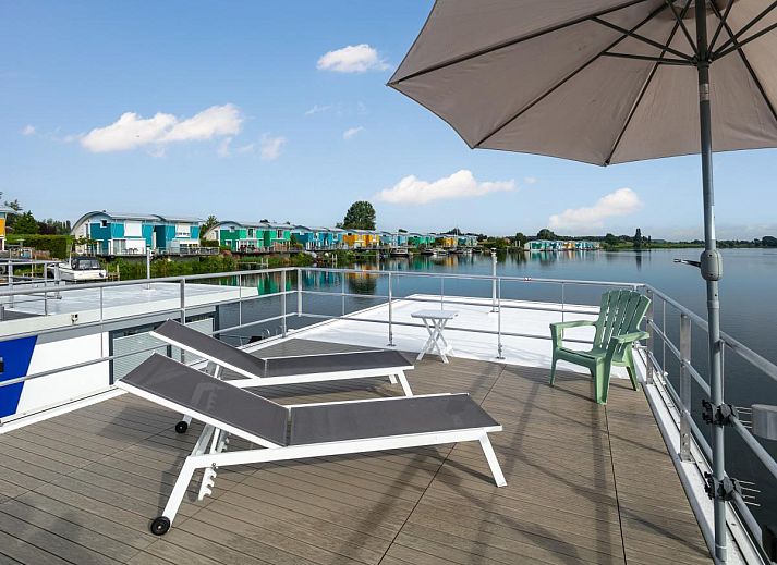 Gemuetliche Sitzecke im Ferienhaus La Serafat in Maasbommel mit Blick auf das Wasser.