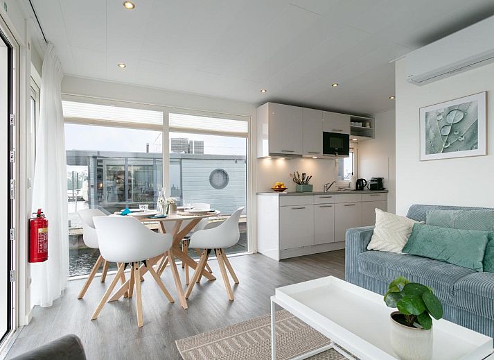 Gemuetliche Sitzecke im Ferienhaus La Serafat in Maasbommel mit Blick auf das Wasser.