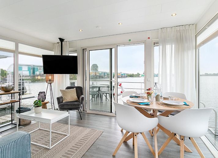 Gemuetliche Sitzecke im Ferienhaus La Serafat in Maasbommel mit Blick auf das Wasser.