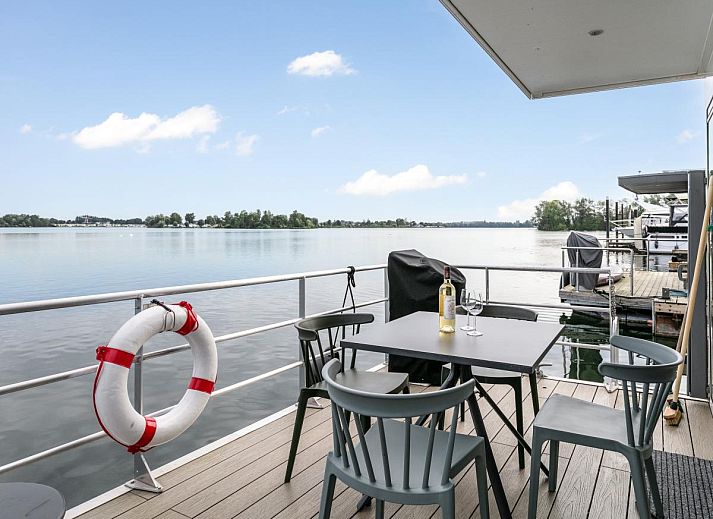 Essecke im Ferienhaus La Serafat in Maasbommel mit schoenem Wasserblick.