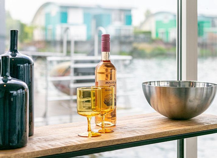 Essecke im Ferienhaus La Serafat in Maasbommel mit schoenem Wasserblick.