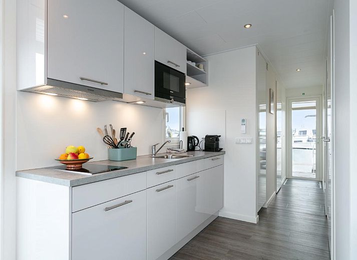 Essecke im Ferienhaus La Serafat in Maasbommel mit schoenem Wasserblick.