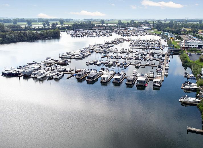 Essecke im Ferienhaus La Serafat in Maasbommel mit schoenem Wasserblick.