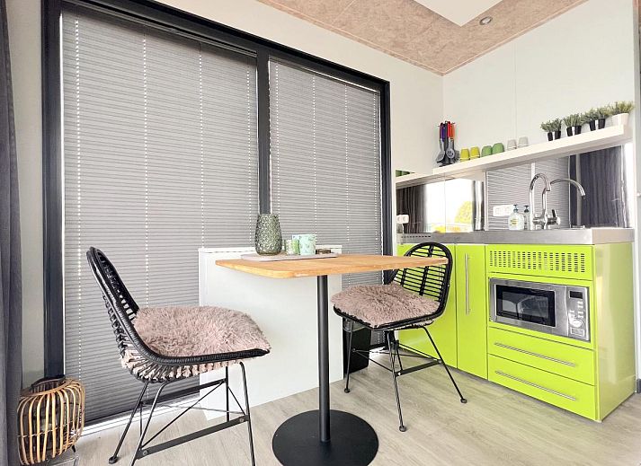 Jopies Houseboat in Maasbommel biedt een prachtig uitzicht over het water in het Rivierengebied van Gelderland.