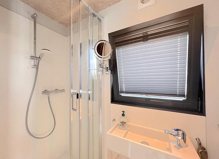 Jopies Houseboat in Maasbommel biedt een prachtig uitzicht over het water in het Rivierengebied van Gelderland.