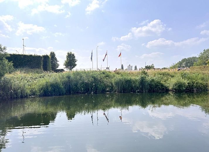 Gezellige zithoek in Jopies Houseboat, een vakantiehuis in Maasbommel, met uitzicht op het Rivierengebied van Gelderland.