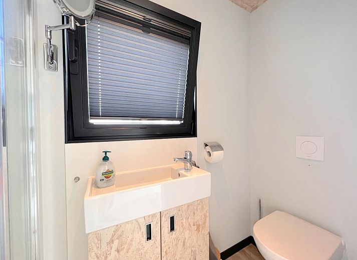 Gezellige zithoek in Jopies Houseboat, een vakantiehuis in Maasbommel, met uitzicht op het Rivierengebied van Gelderland.