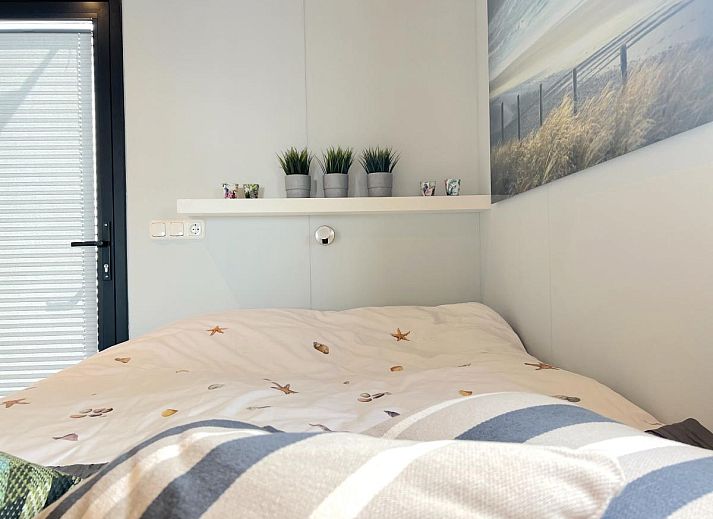 Moderne binnenruimte in Jopies Houseboat, gelegen in Maasbommel, Rivierengebied Gelderland, met een stijlvolle inrichting.