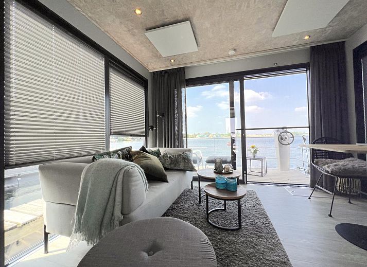 Moderne binnenruimte in Jopies Houseboat, gelegen in Maasbommel, Rivierengebied Gelderland, met een stijlvolle inrichting.