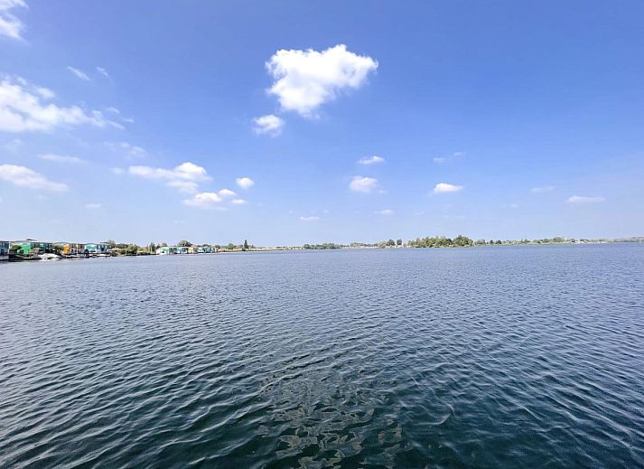 Compacte keuken in Jopies Houseboat, een vakantieverblijf in Maasbommel, ideaal voor een comfortabel verblijf in Gelderland.