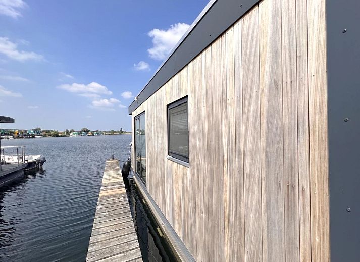 Compacte keuken in Jopies Houseboat, een vakantieverblijf in Maasbommel, ideaal voor een comfortabel verblijf in Gelderland.