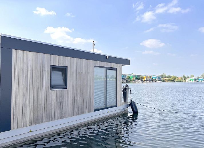 Compacte keuken in Jopies Houseboat, een vakantieverblijf in Maasbommel, ideaal voor een comfortabel verblijf in Gelderland.