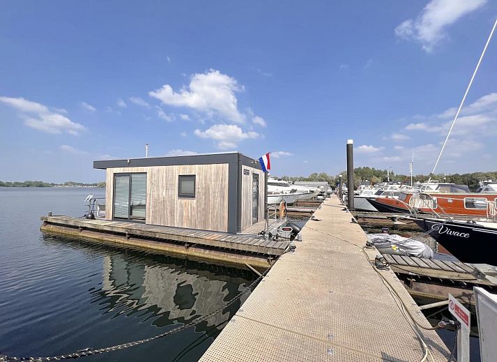 Compacte keuken in Jopies Houseboat, een vakantieverblijf in Maasbommel, ideaal voor een comfortabel verblijf in Gelderland.