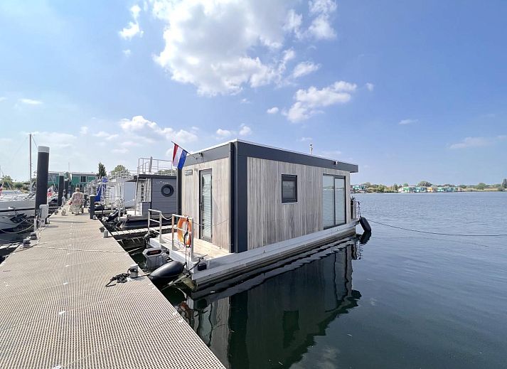 Compacte keuken in Jopies Houseboat, een vakantieverblijf in Maasbommel, ideaal voor een comfortabel verblijf in Gelderland.