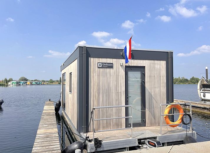 Stijlvolle badkamer in Jopies Houseboat, een vakantieaccommodatie in Maasbommel, Rivierengebied Gelderland.